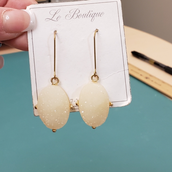 Le Boutique, NWT, light cream rough agate dangle S hook earrings - Picture 6 of 10